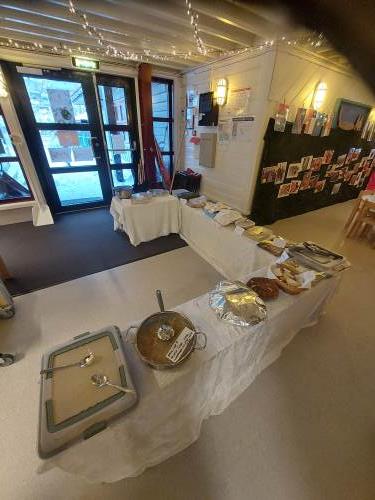 Foreldre har bidratt med mat til mangfoldsfesten. Så mye spennende og god mat fra ulike kulturer.